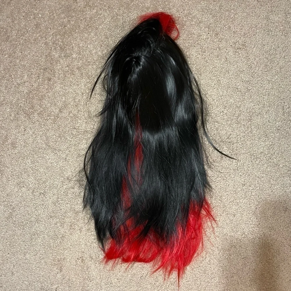 Black and red wig‎